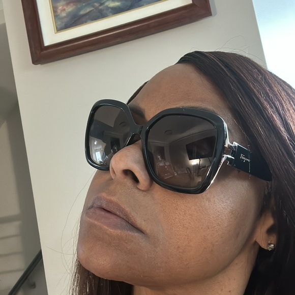 Salvatore Ferragamo Elegant Black Sunglasses - Picture 13 of 13